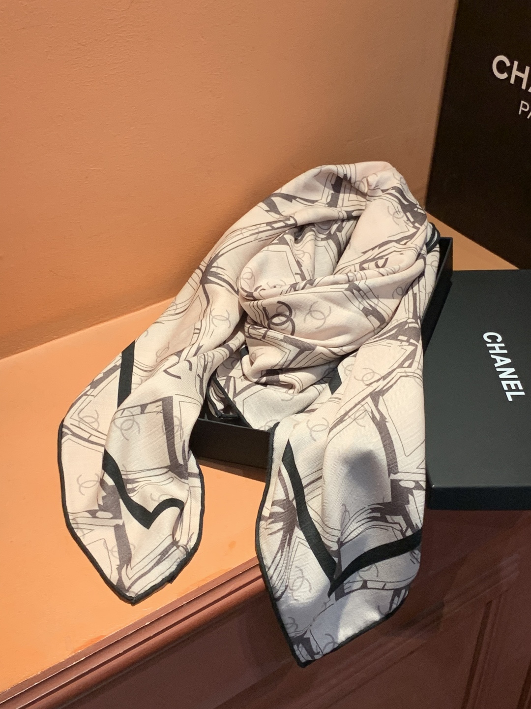 2025秋冬高级成衣系列～Chanel 【140双面同色丝绒披肩】此系列谱写一曲自由轻灵的赞歌本系列作品