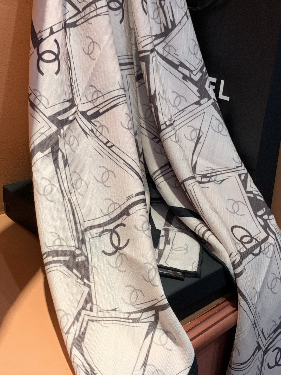 2025秋冬高级成衣系列～Chanel 【140双面同色丝绒披肩】此系列谱写一曲自由轻灵的赞歌本系列作品