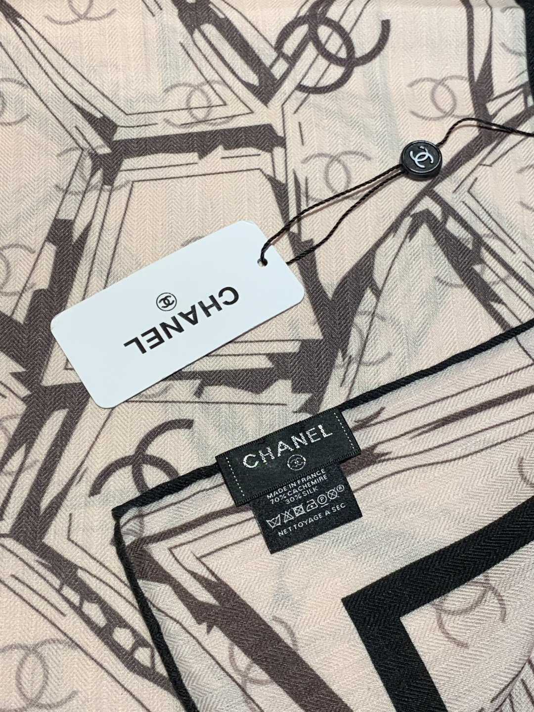 2025秋冬高级成衣系列～Chanel 【140双面同色丝绒披肩】此系列谱写一曲自由轻灵的赞歌本系列作品