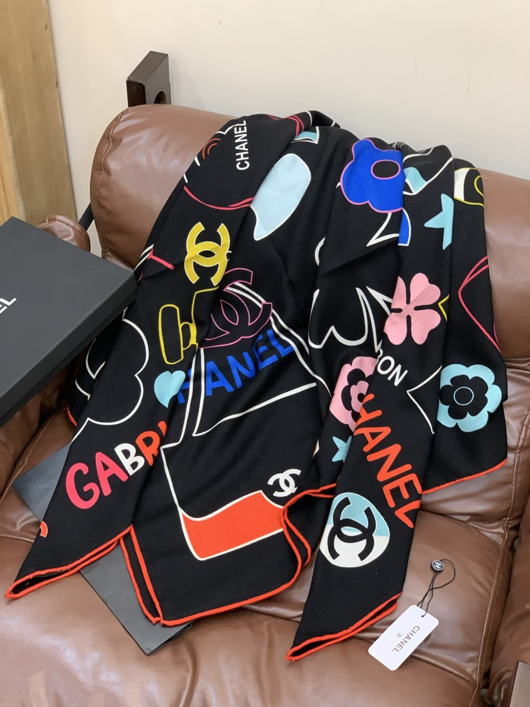 2025秋冬高级成衣系列～Chanel 【140双面同色丝绒披肩】此系列谱写一曲自由轻灵的赞歌本系列作品