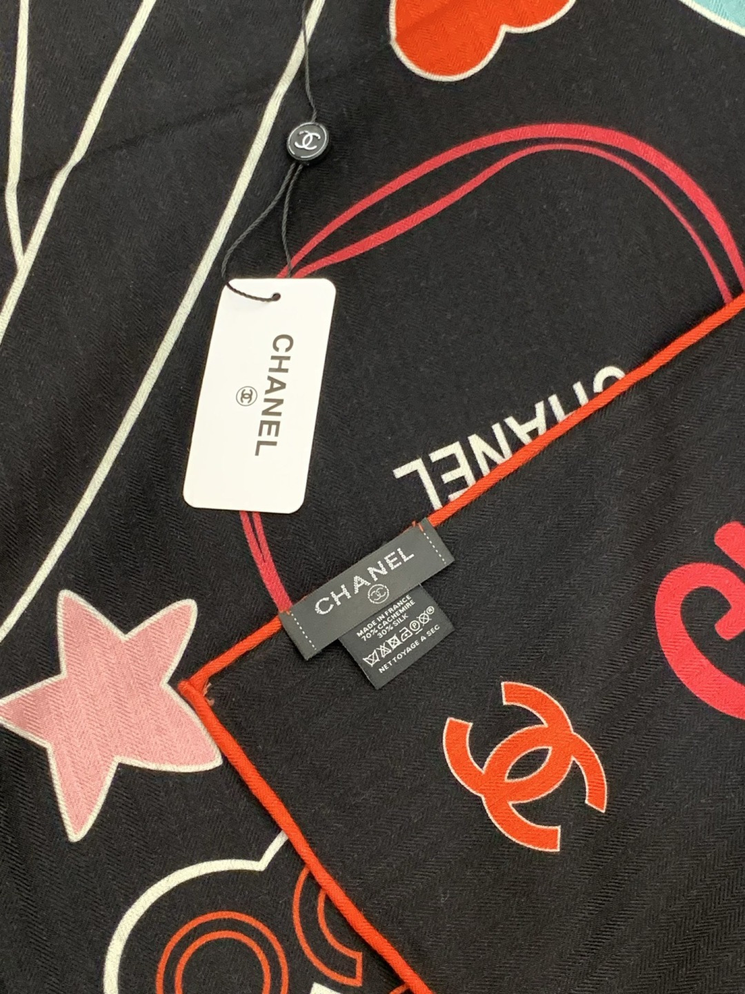 2025秋冬高级成衣系列～Chanel 【140双面同色丝绒披肩】此系列谱写一曲自由轻灵的赞歌本系列作品