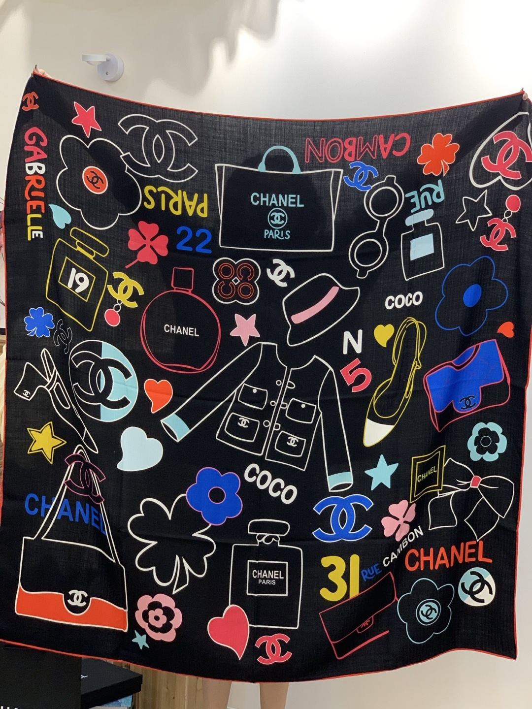 2025秋冬高级成衣系列～Chanel 【140双面同色丝绒披肩】此系列谱写一曲自由轻灵的赞歌本系列作品