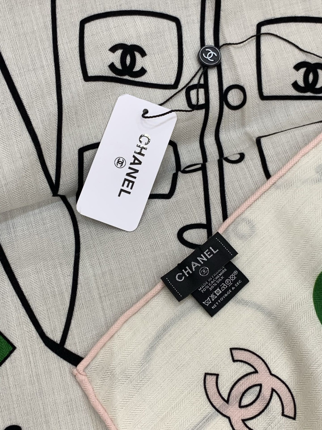 2025秋冬高级成衣系列～Chanel 【140双面同色丝绒披肩】此系列谱写一曲自由轻灵的赞歌本系列作品