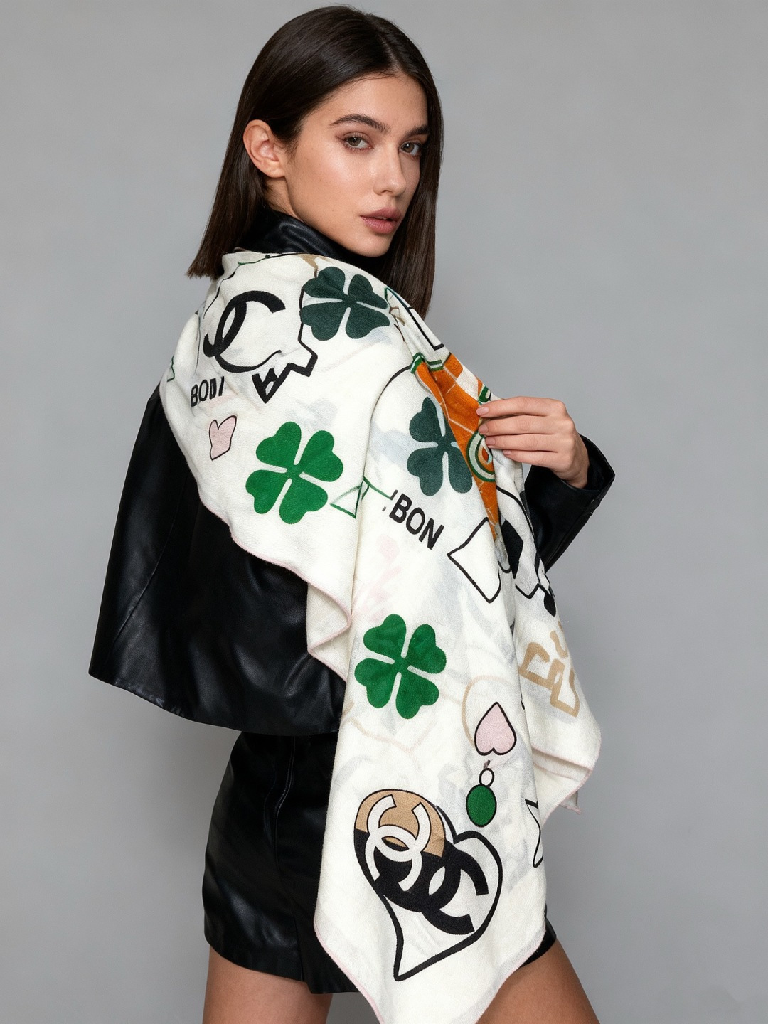 2025秋冬高级成衣系列～Chanel 【140双面同色丝绒披肩】此系列谱写一曲自由轻灵的赞歌本系列作品