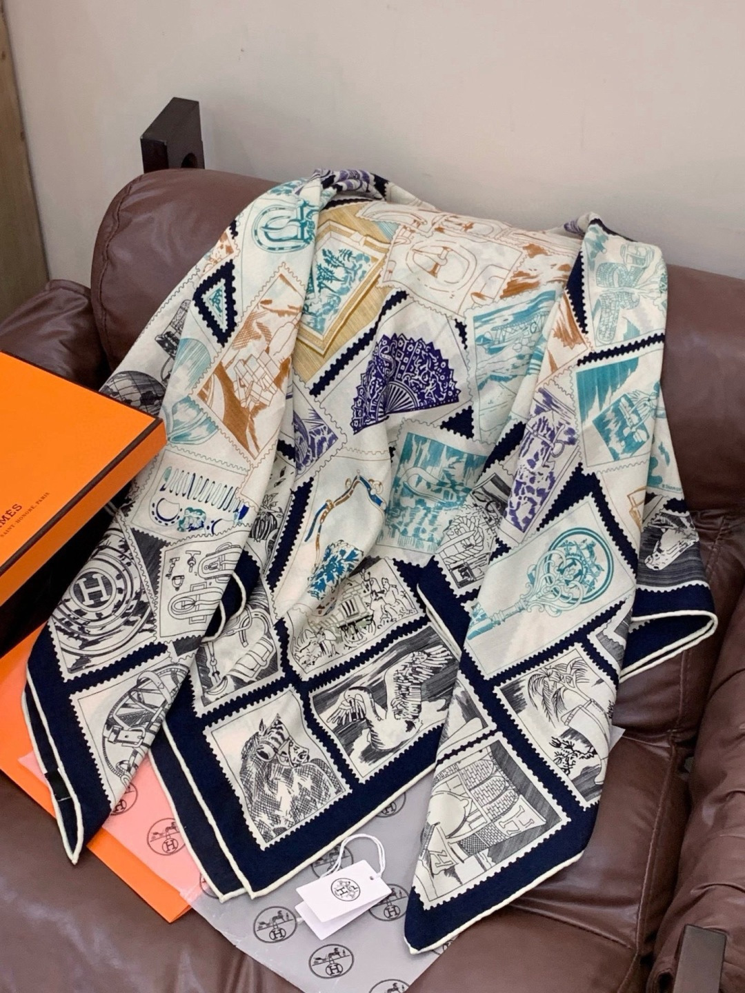 💟2025年秋冬抢先 上新💞【双面同色丝毛绒方巾】手工卷边山羊绒和真丝混纺披肩（70%山羊绒，30%桑蚕