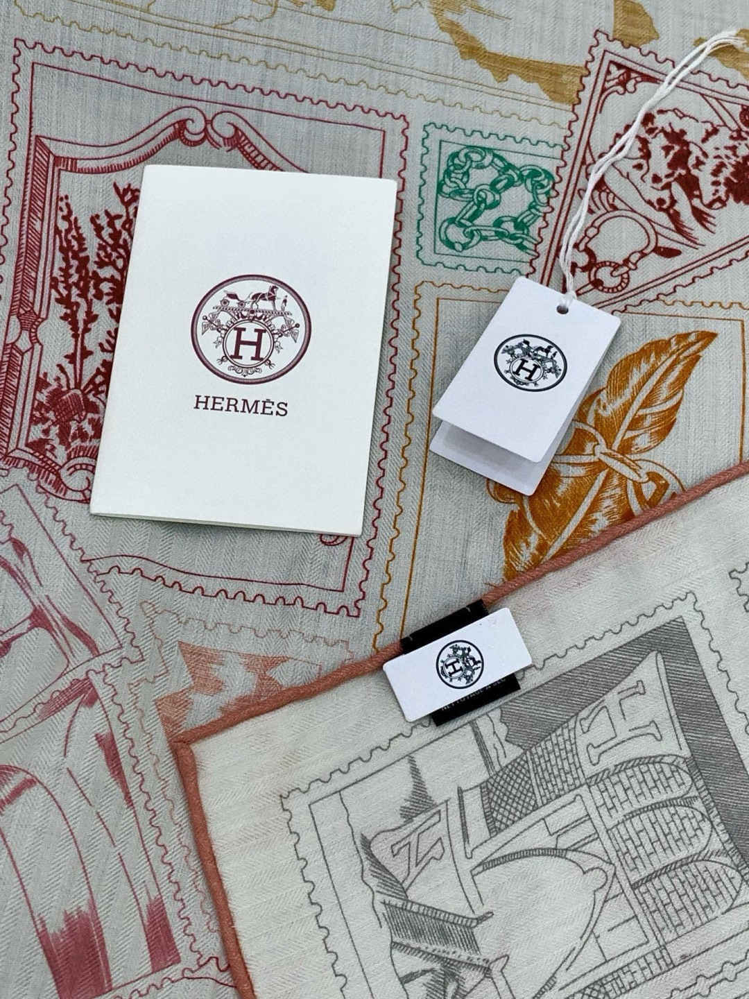 💟2025年秋冬抢先 上新💞【双面同色丝毛绒方巾】手工卷边山羊绒和真丝混纺披肩（70%山羊绒，30%桑蚕