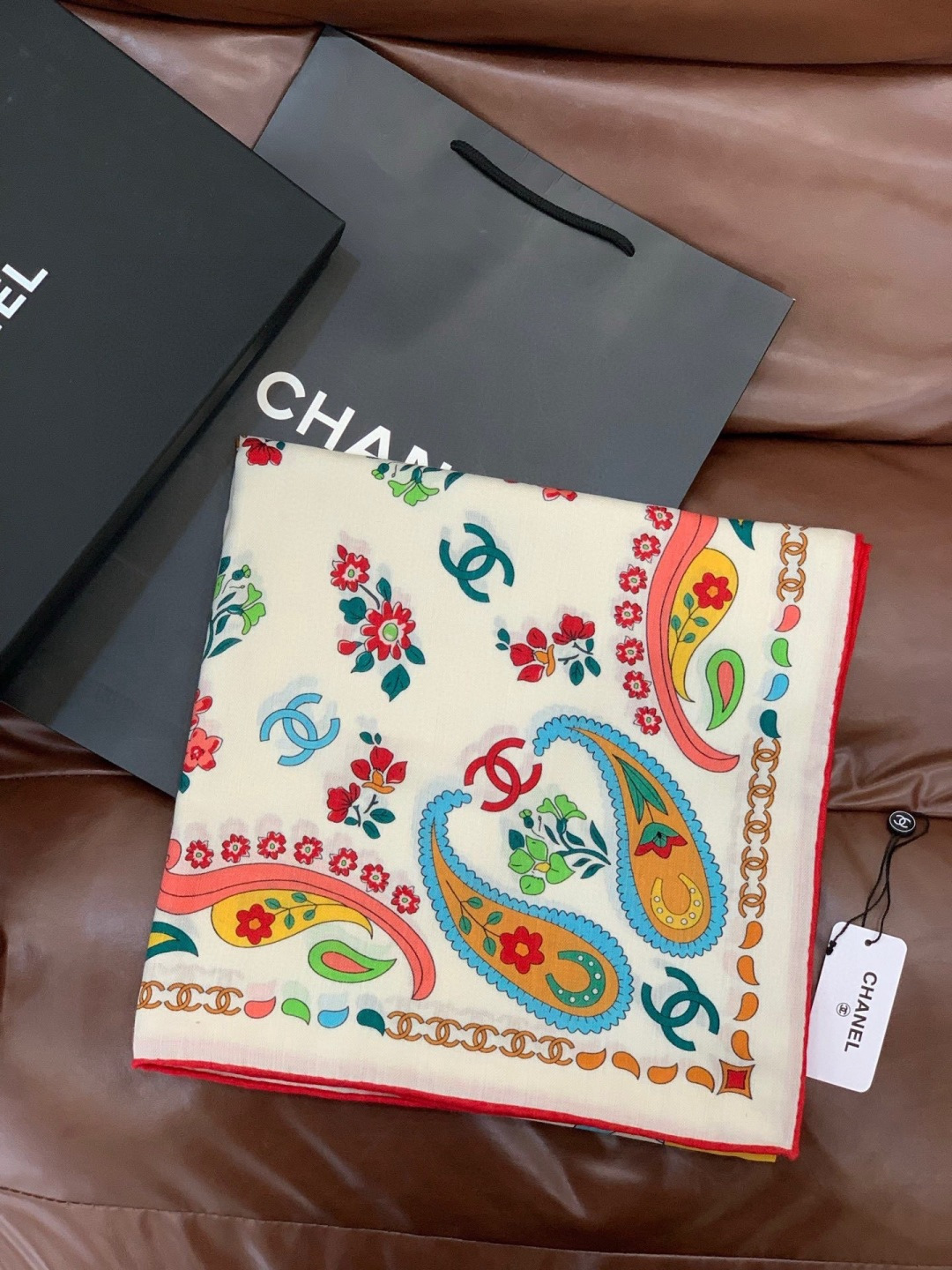 2025秋冬高级成衣系列～Chanel 【140双面同色丝绒披肩】此系列谱写一曲自由轻灵的赞歌本系列作品