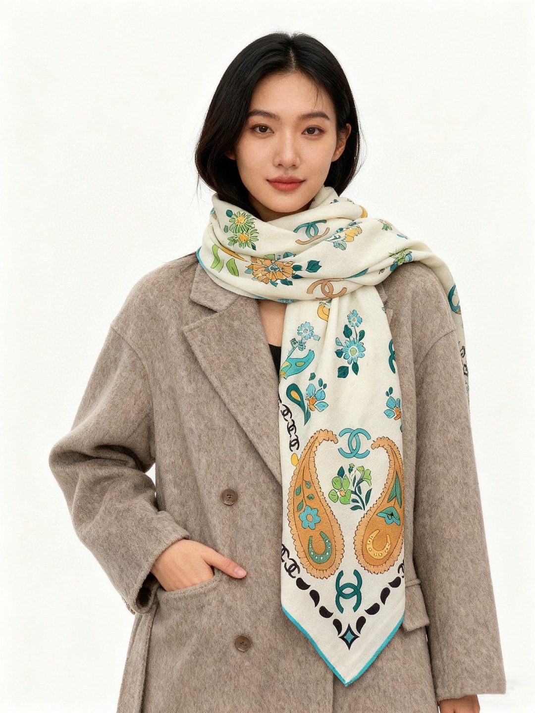 2025秋冬高级成衣系列～Chanel 【140双面同色丝绒披肩】此系列谱写一曲自由轻灵的赞歌本系列作品