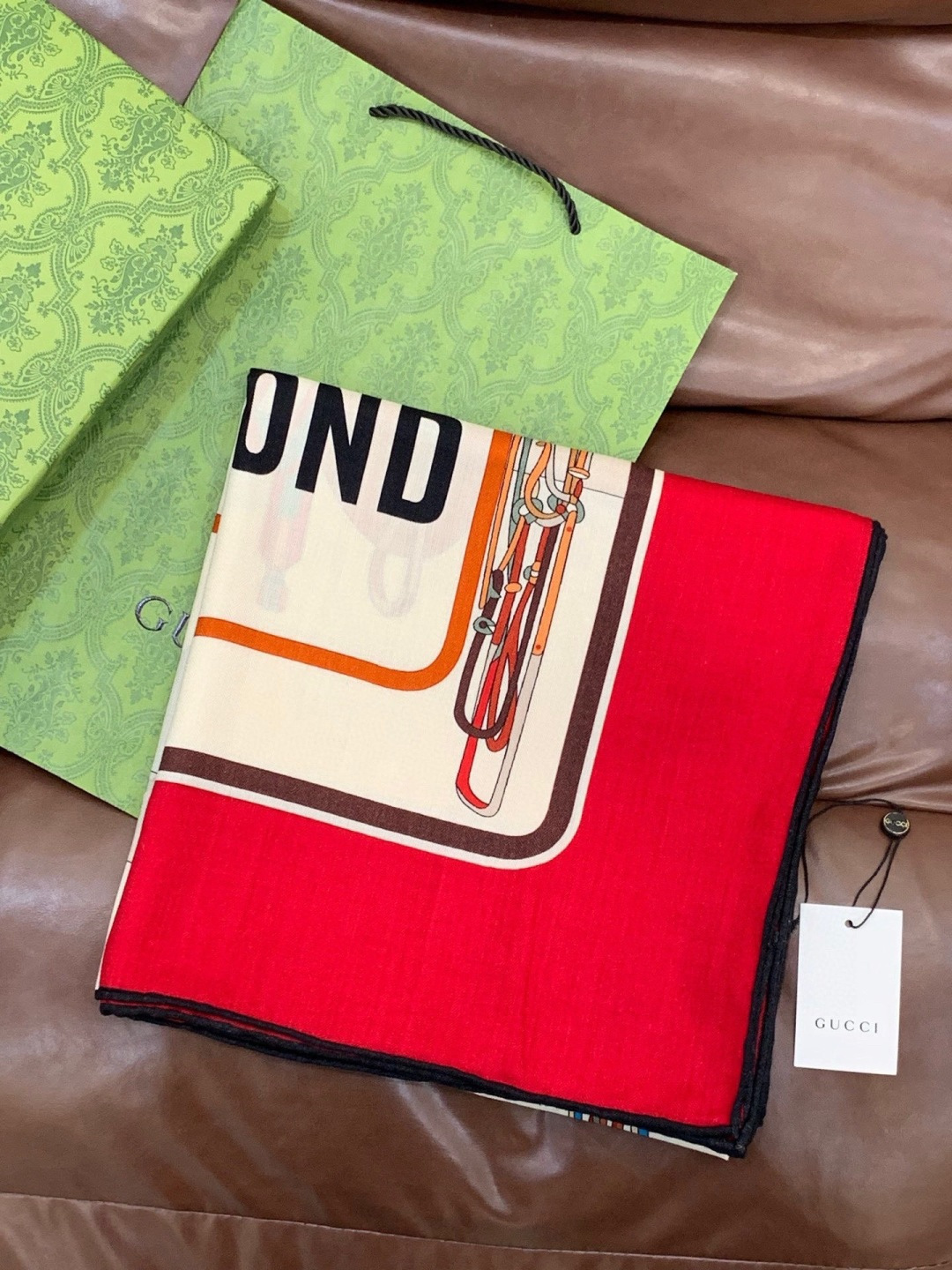 💟Gucci~140双面丝绒披肩马鞍细节和骑马图案以精致色调匠心呈献，意在向品牌与马术世界的深厚渊源致敬