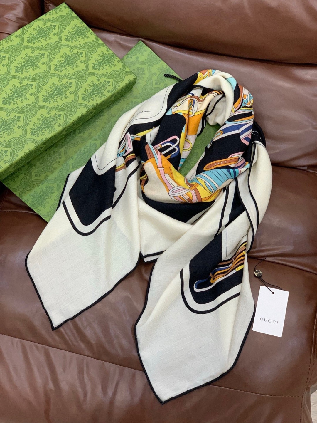 💟Gucci~140双面丝绒披肩马鞍细节和骑马图案以精致色调匠心呈献，意在向品牌与马术世界的深厚渊源致敬