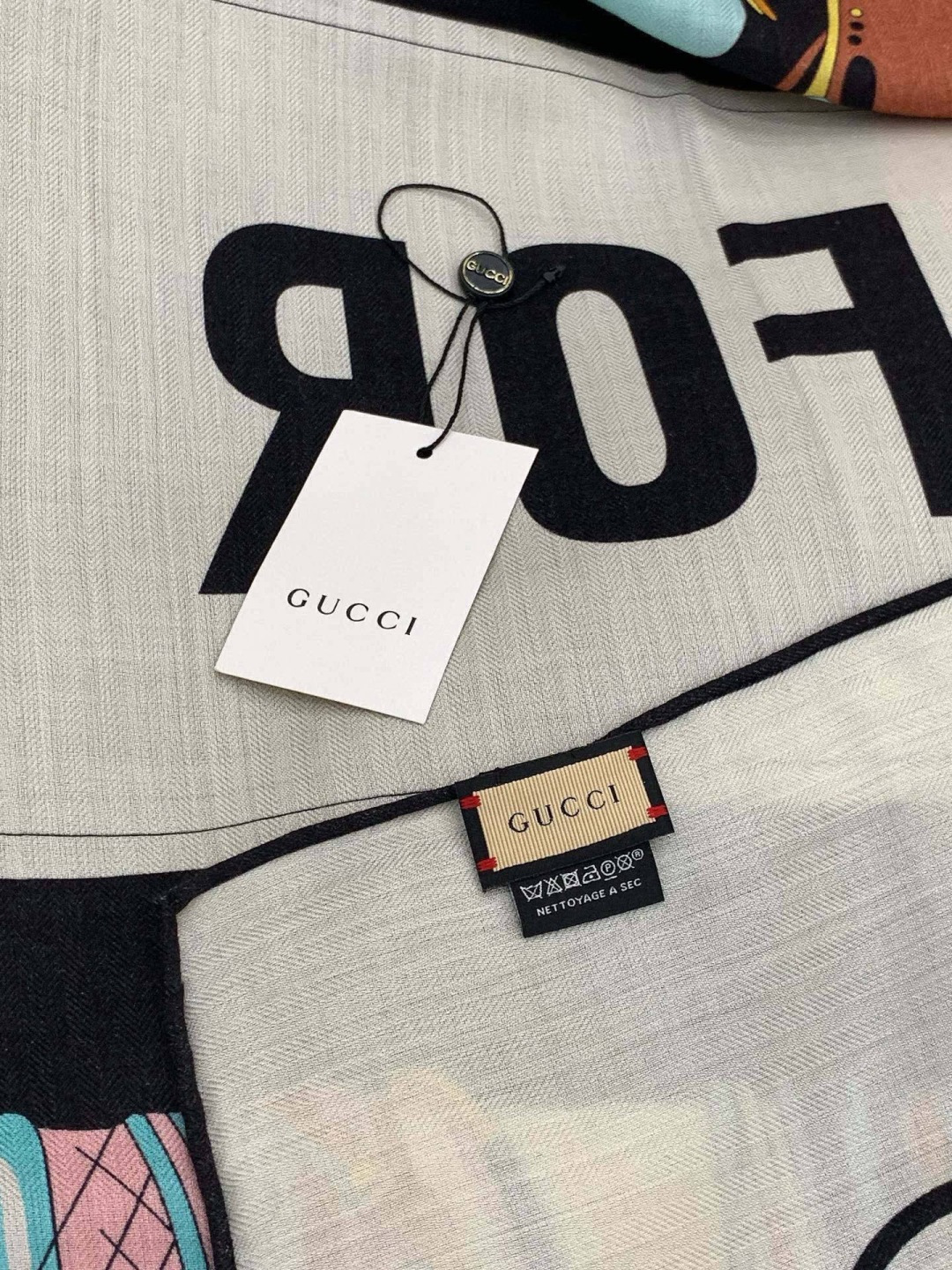 💟Gucci~140双面丝绒披肩马鞍细节和骑马图案以精致色调匠心呈献，意在向品牌与马术世界的深厚渊源致敬