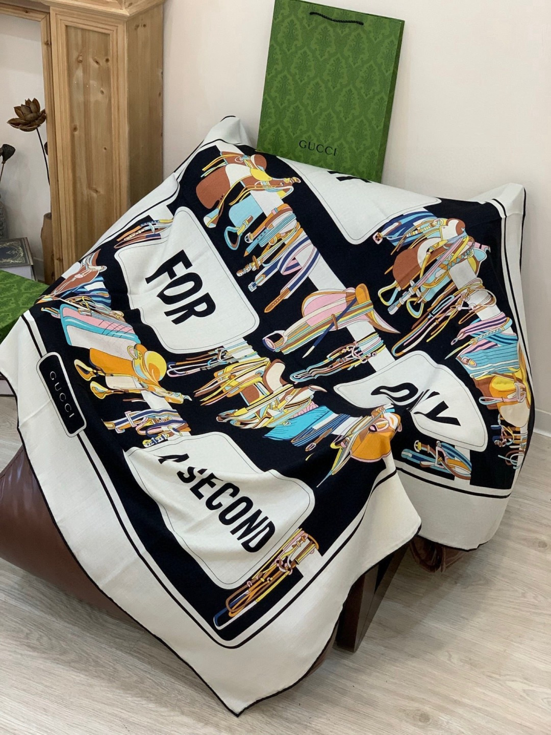 💟Gucci~140双面丝绒披肩马鞍细节和骑马图案以精致色调匠心呈献，意在向品牌与马术世界的深厚渊源致敬