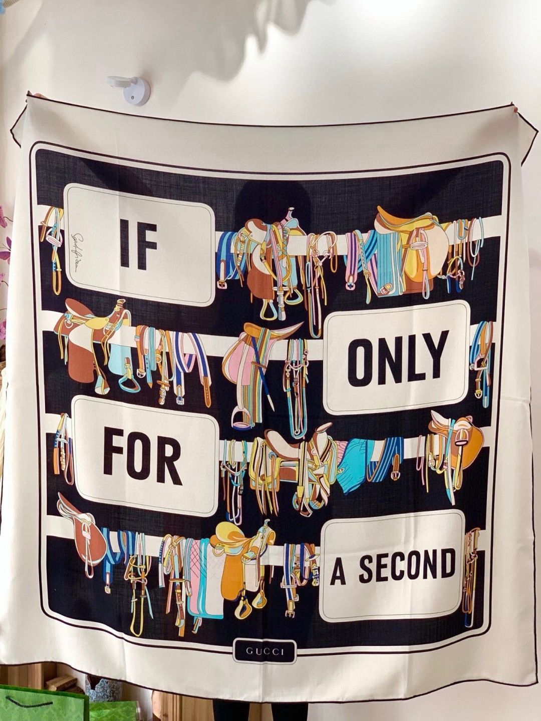 💟Gucci~140双面丝绒披肩马鞍细节和骑马图案以精致色调匠心呈献，意在向品牌与马术世界的深厚渊源致敬