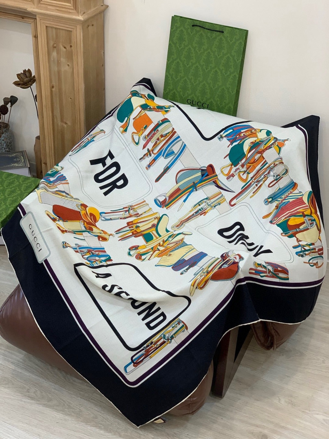 💟Gucci~140双面丝绒披肩马鞍细节和骑马图案以精致色调匠心呈献，意在向品牌与马术世界的深厚渊源致敬
