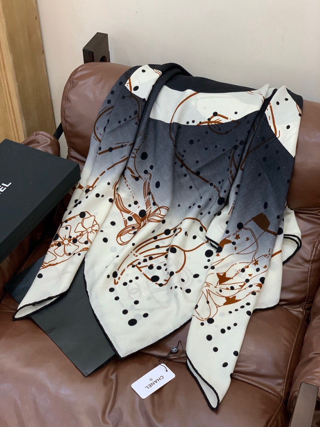 2025秋冬高级成衣系列～Chanel 【140双面同色丝绒披肩】此系列谱写一曲自由轻灵的赞歌本系列作品