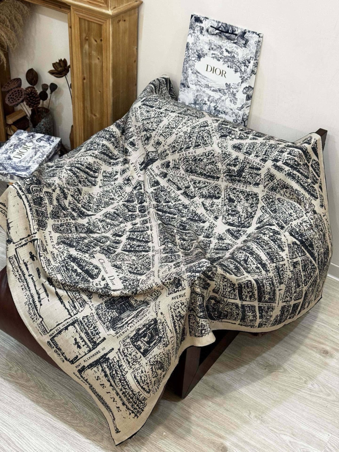 Dior ❤【️巴黎地图】140*140双面同色丝绒方巾🉐️LAN DE 价🉐️ARIS 巴黎地图这款方