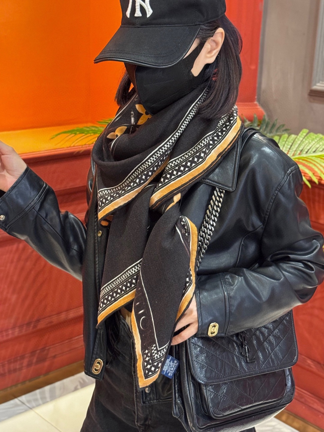 140顶级丝绒双面同色披肩30%真丝70%羊绒140*140方巾本款丝绒方巾以满溢艺术气息的设计诠释19