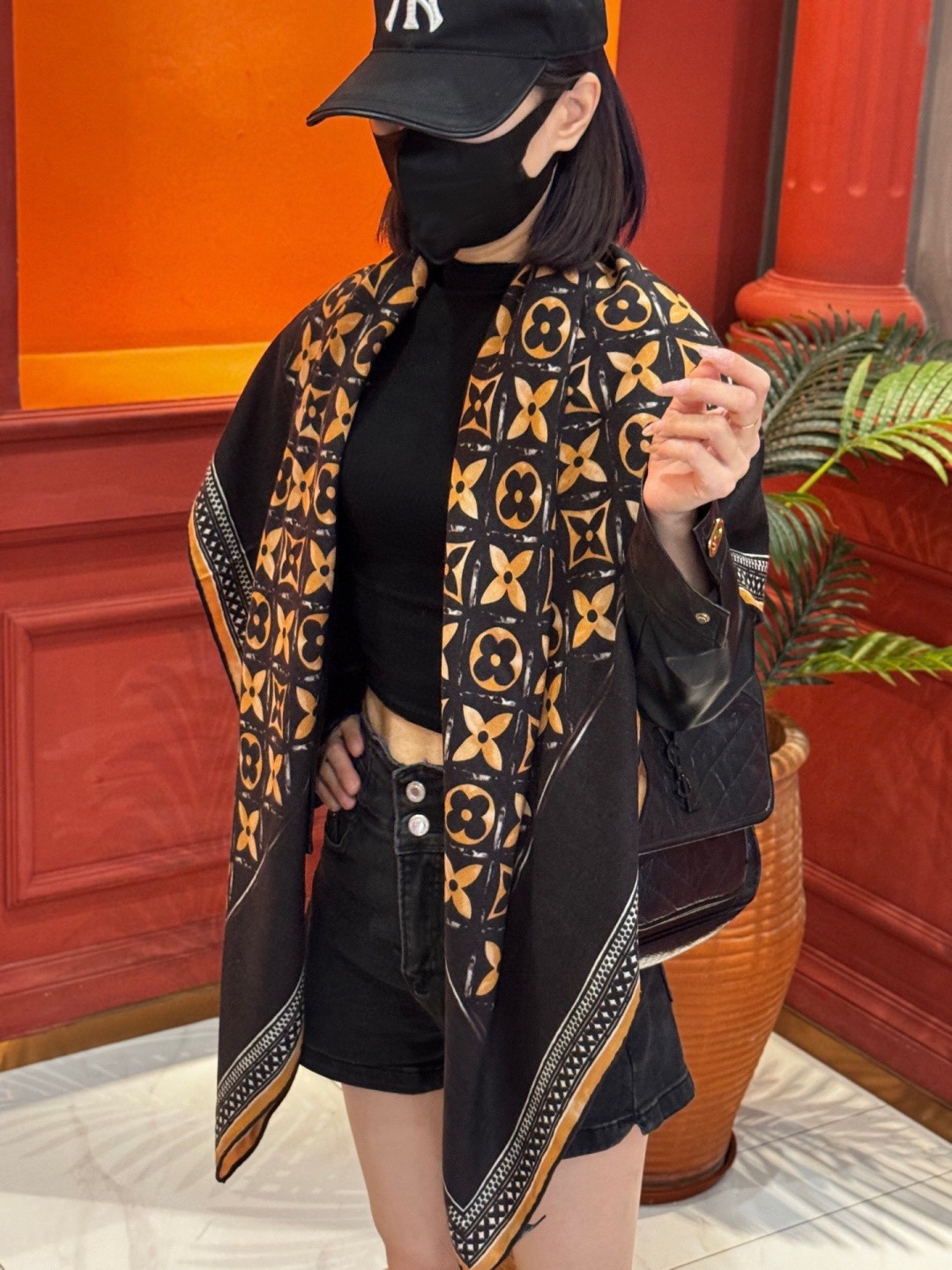 140顶级丝绒双面同色披肩30%真丝70%羊绒140*140方巾本款丝绒方巾以满溢艺术气息的设计诠释19