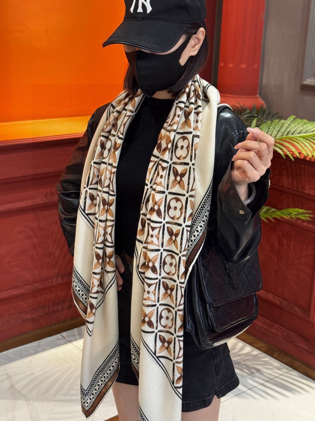 140顶级丝绒双面同色披肩30%真丝70%羊绒140*140方巾本款丝绒方巾以满溢艺术气息的设计诠释19