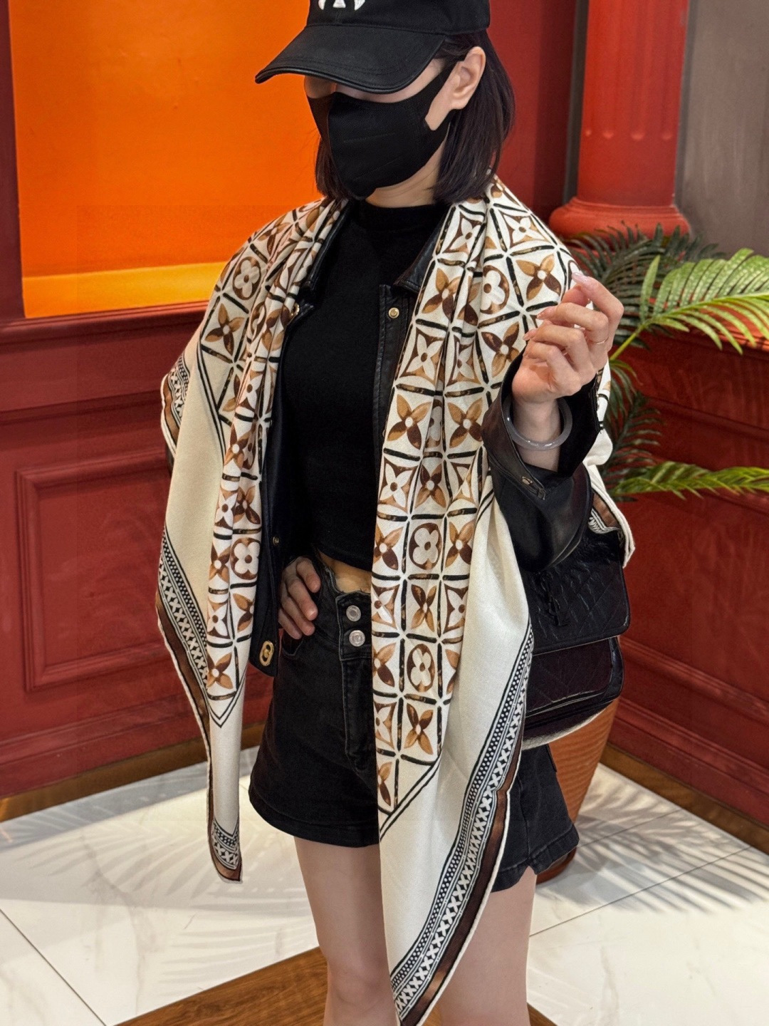 140顶级丝绒双面同色披肩30%真丝70%羊绒140*140方巾本款丝绒方巾以满溢艺术气息的设计诠释19