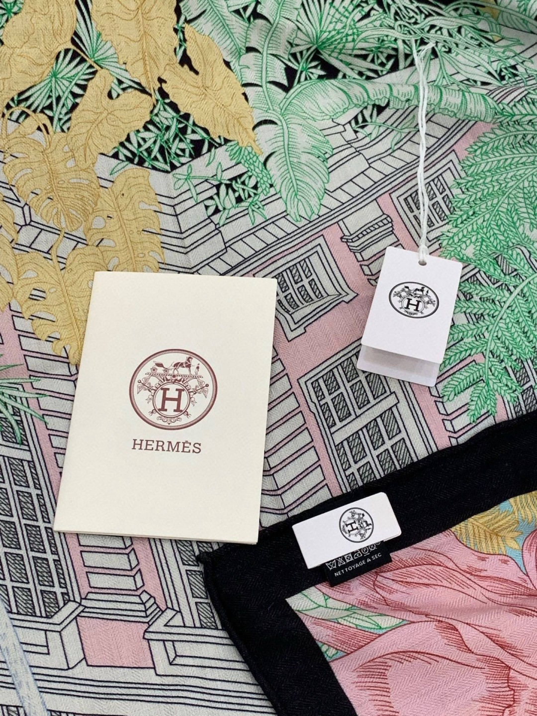 重磅推荐的140顶级丝绒双面异色披肩《回归自然》 披肩尺寸：140*140方巾 70%羊绒30%真丝这张