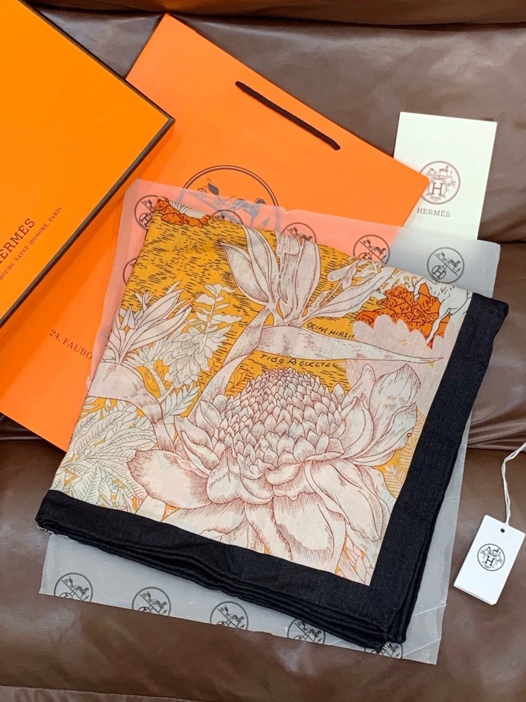 重磅推荐的140顶级丝绒双面异色披肩《回归自然》 披肩尺寸：140*140方巾 70%羊绒30%真丝这张