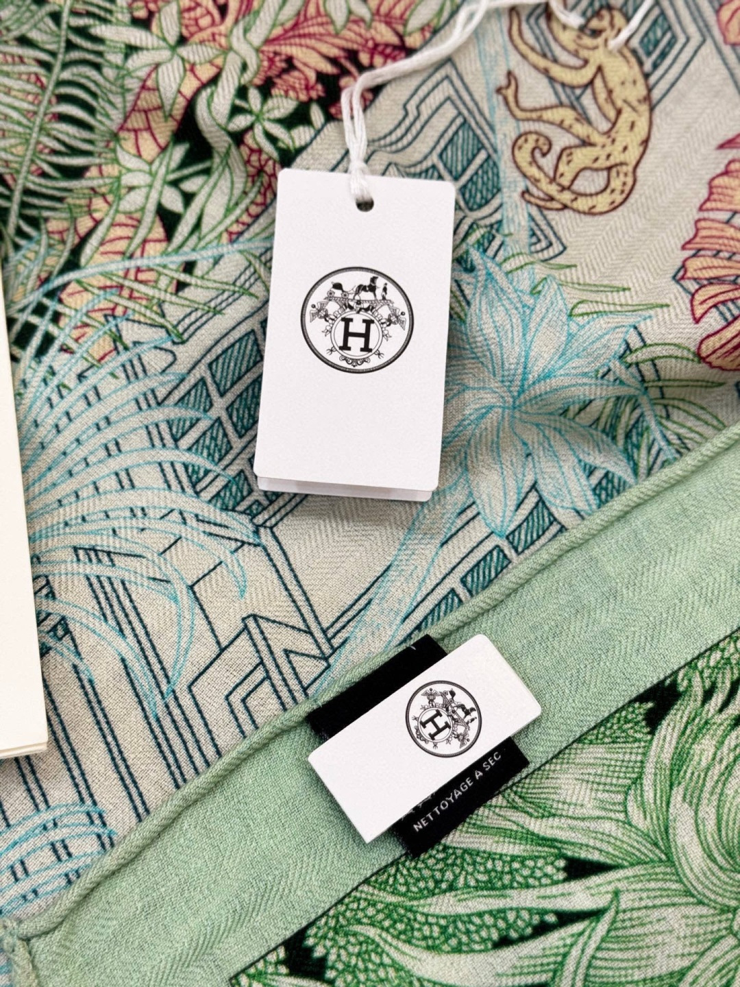 重磅推荐的140顶级丝绒双面异色披肩《回归自然》 披肩尺寸：140*140方巾 70%羊绒30%真丝这张