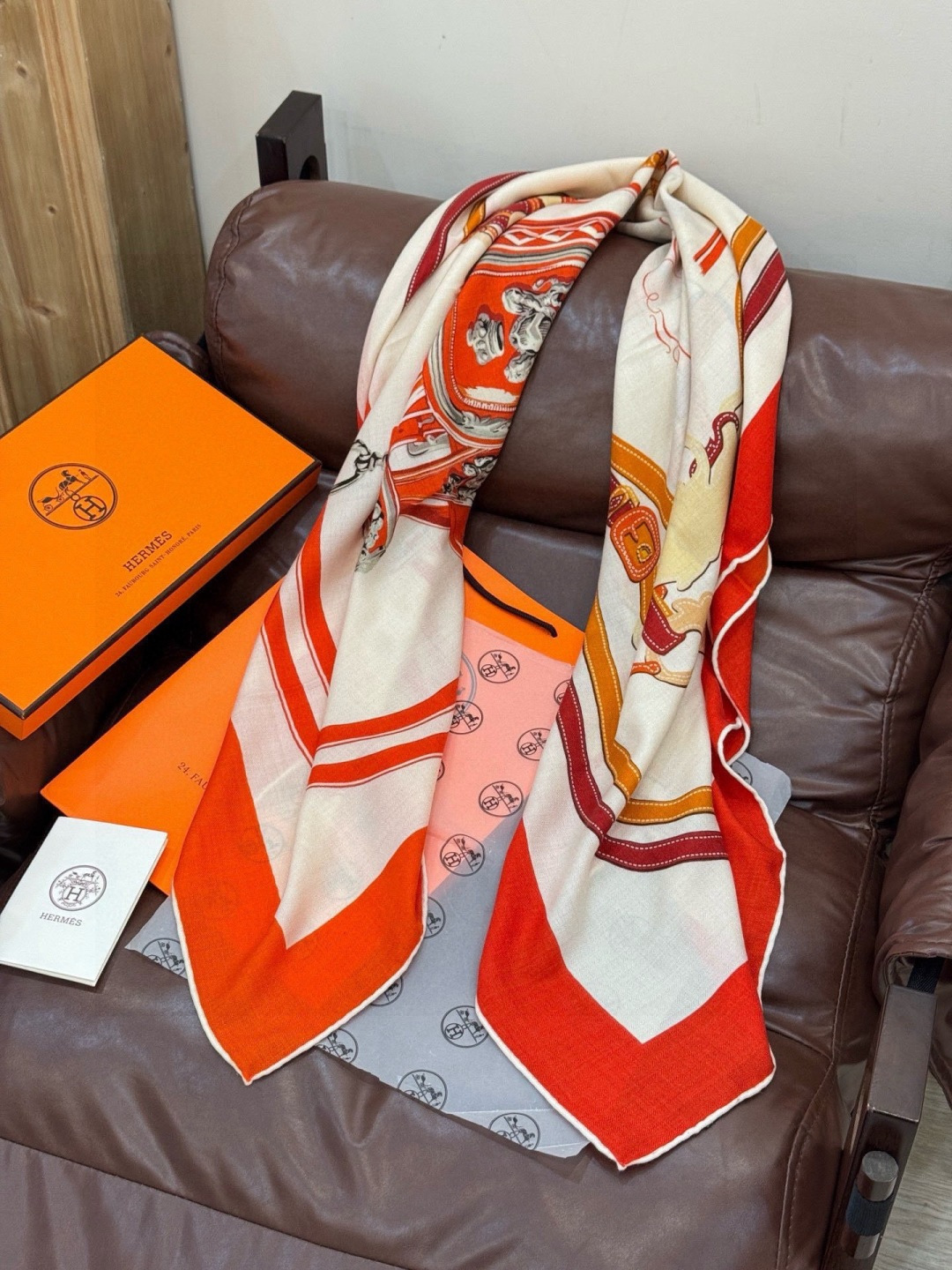 羊绒新款🆕🏇🏇买了都说好看‼️推荐💕【华丽的缰辔双面同色140】羊绒方巾，顶级工艺超值‼️爱马仕专柜爆款