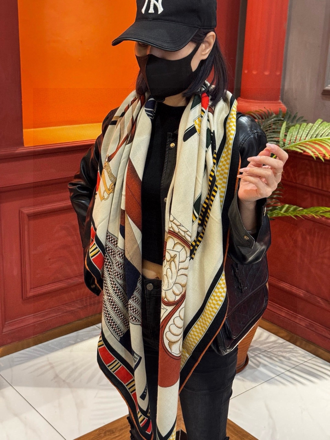 双面同色140cm丝绒方巾💕 《马术密匙》，十九世纪的商品图录汇集了手工匠们的系列产品，或许其中潜藏着某