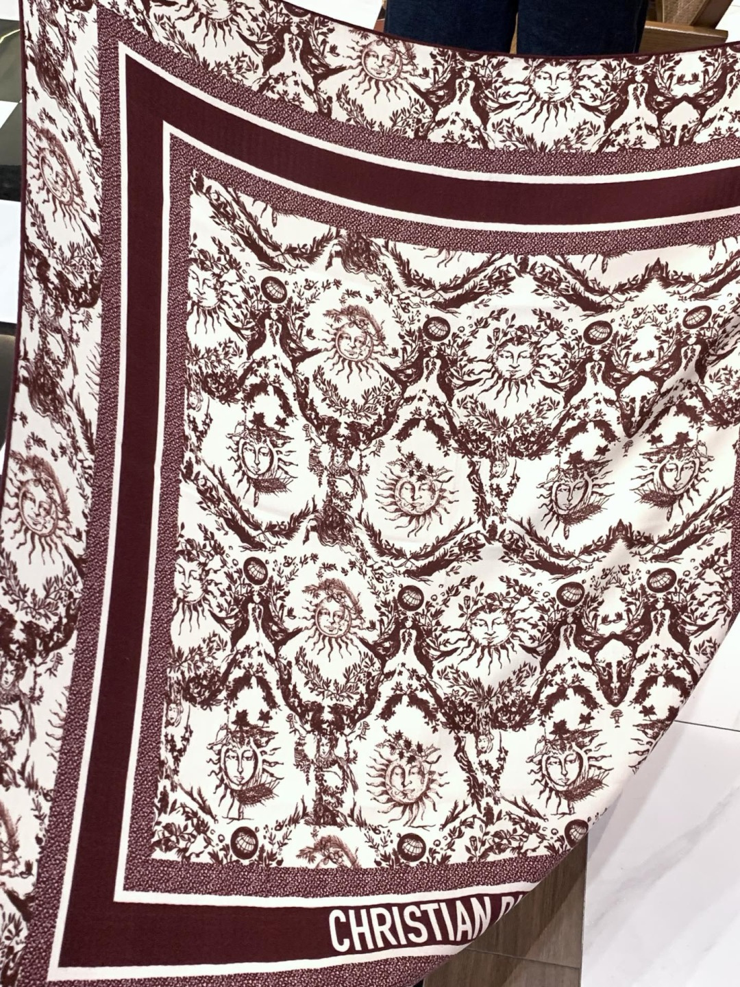 Dior 140丝绒双面同色印花披肩这款 Dior 丝绒披肩以彼得罗•鲁福（Pietro Ruffo）设