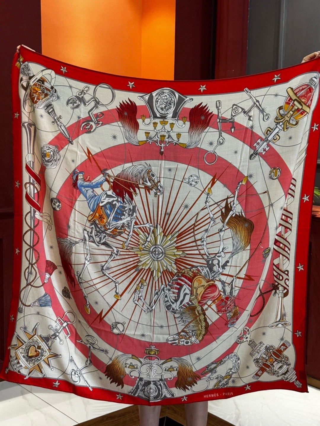 “星辰合唱曲”140丝绒双面同色披肩手工卷边丝绒方巾（30%桑蚕丝70%羊绒）这款经典单品展现强大而迷人