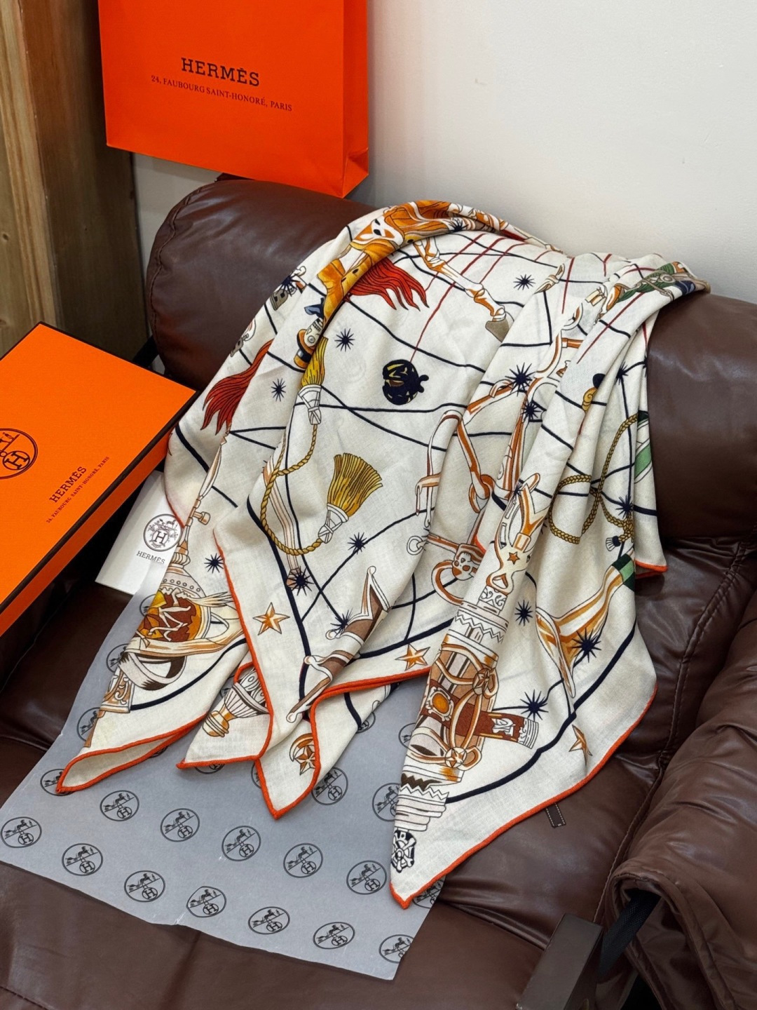 “星辰合唱曲”140丝绒双面同色披肩手工卷边丝绒方巾（30%桑蚕丝70%羊绒）这款经典单品展现强大而迷人