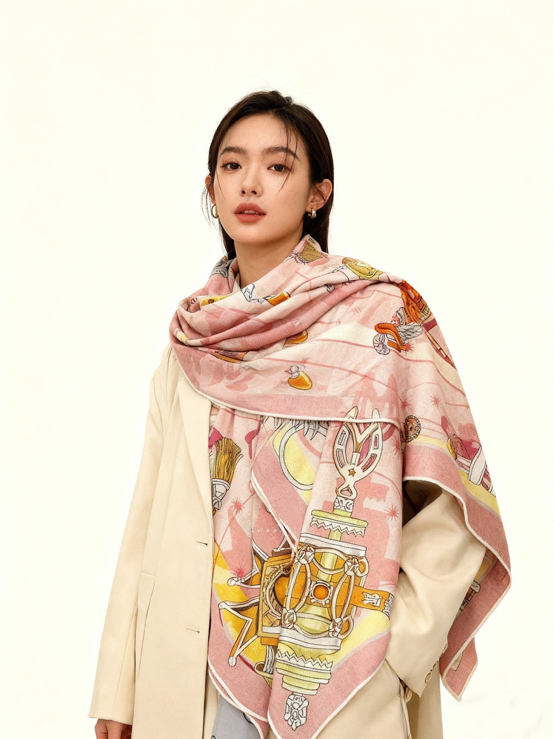 “星辰合唱曲”140丝绒双面同色披肩手工卷边丝绒方巾（30%桑蚕丝70%羊绒）这款经典单品展现强大而迷人