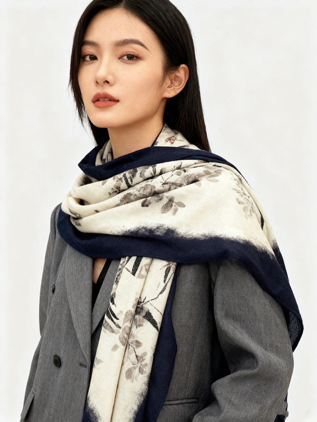 Dior 140丝绒双面同色印花披肩Millefiori 图案这款披肩饰以多色 Millefiori 图