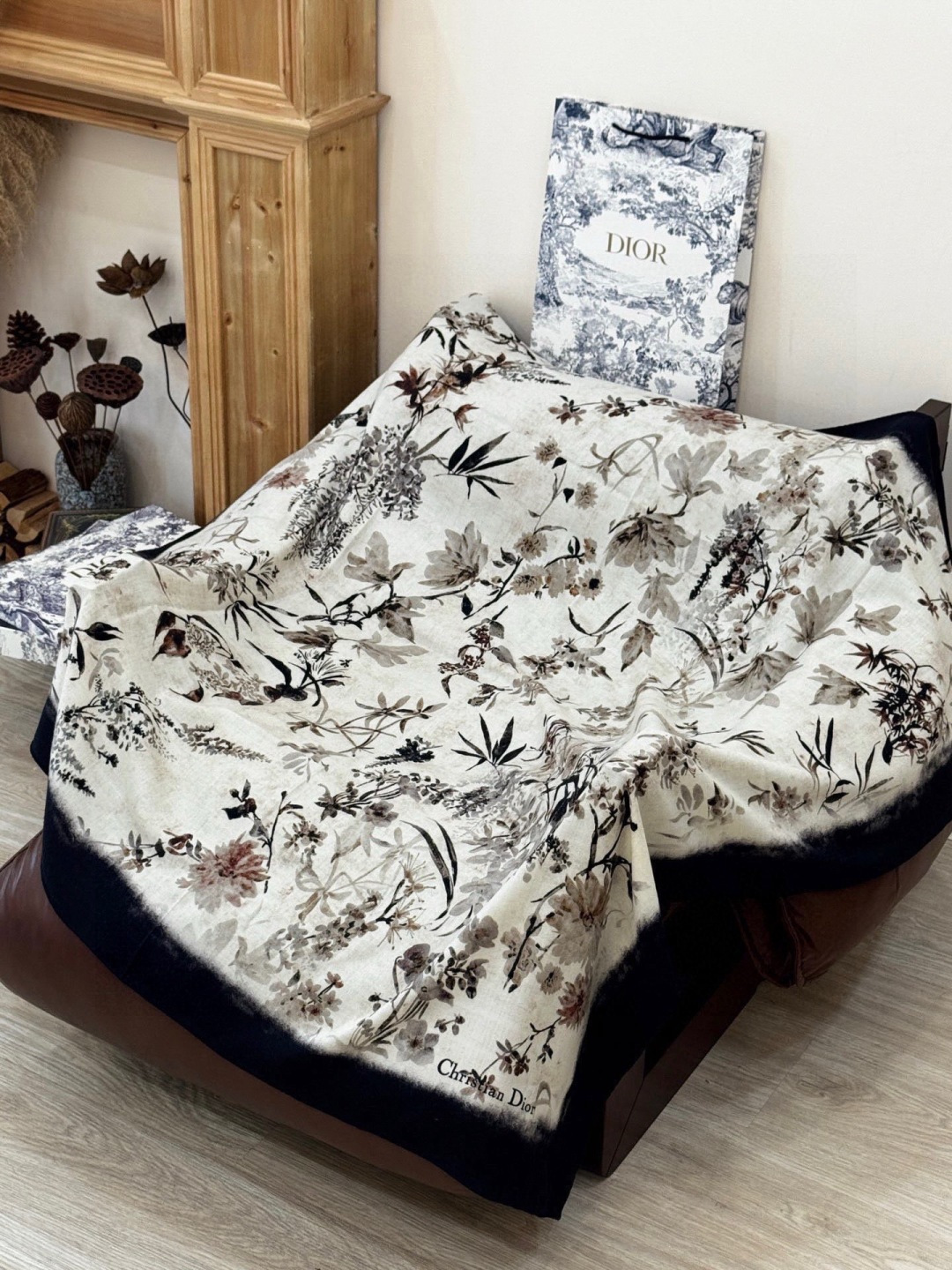 Dior 140丝绒双面同色印花披肩Millefiori 图案这款披肩饰以多色 Millefiori 图