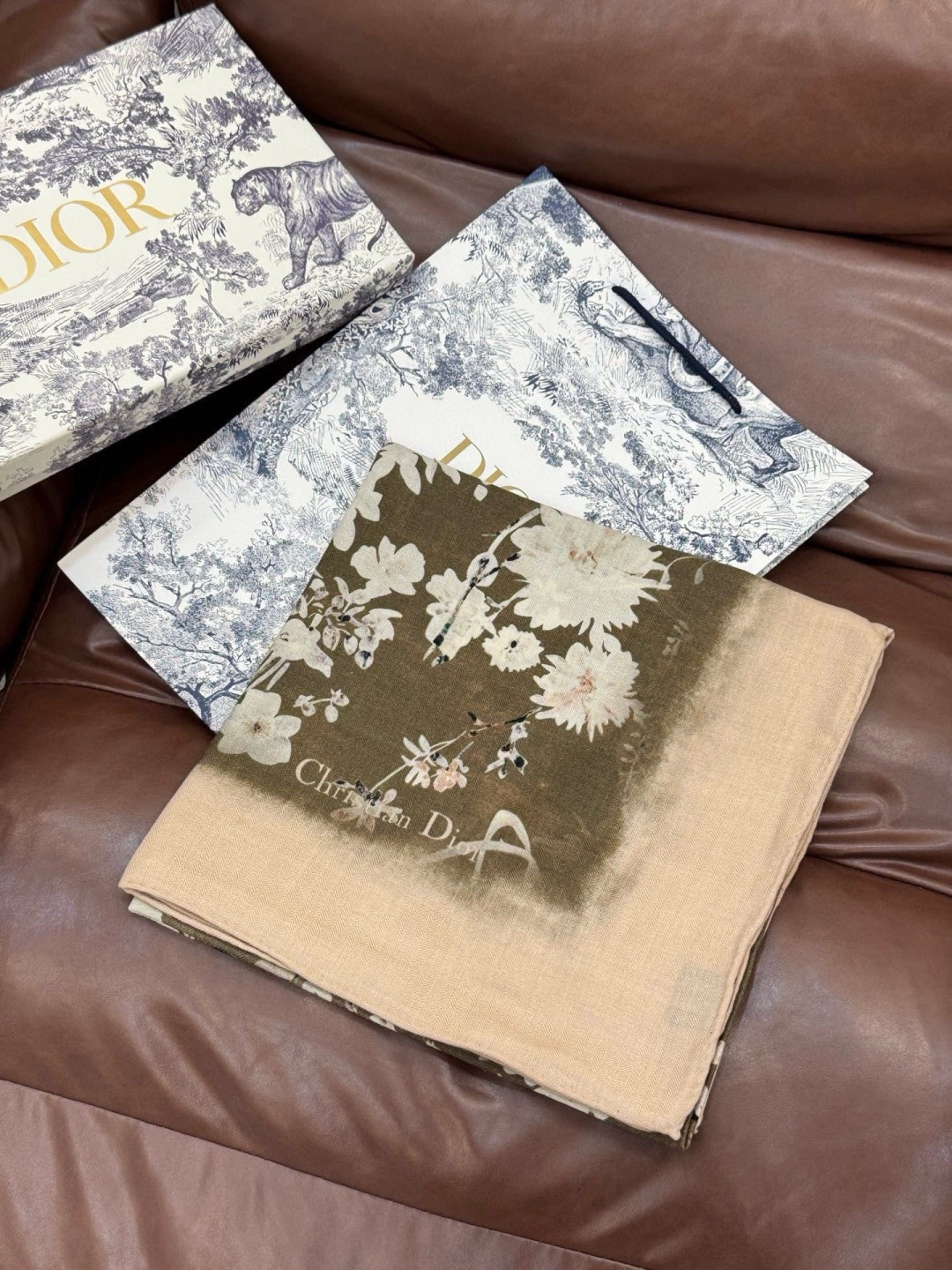 Dior 140丝绒双面同色印花披肩Millefiori 图案这款披肩饰以多色 Millefiori 图