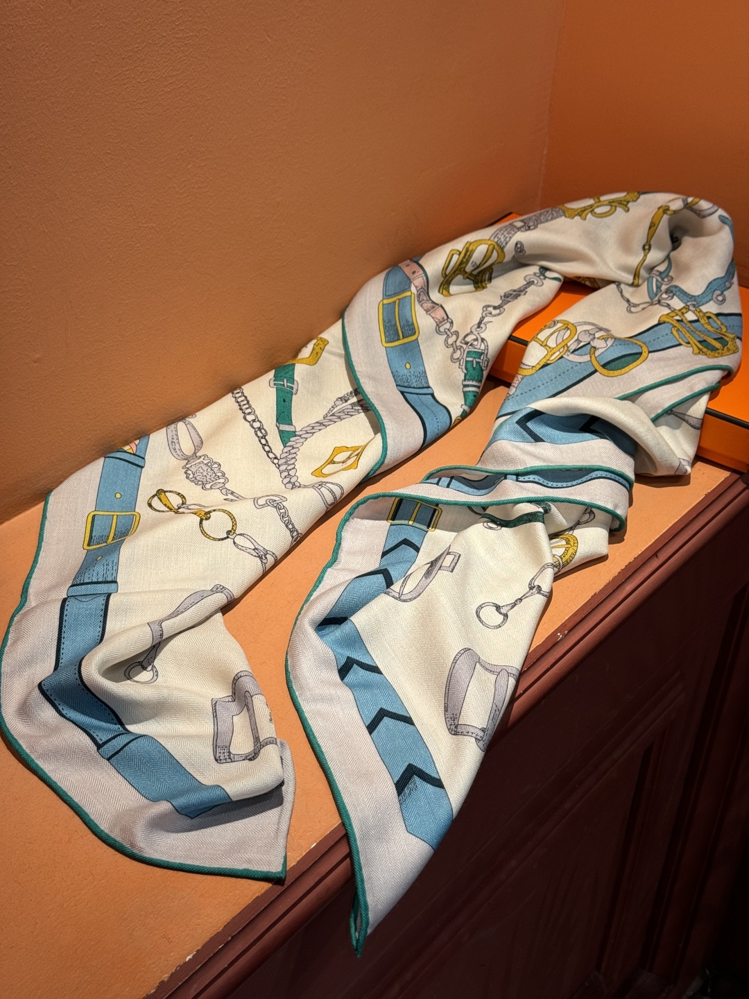 羊绒新款🆕👏👏买了都说好看‼️推荐💕爱马仕双面同色羊绒方巾【跃动的马儿双面同色140】，顶级工艺超值‼️