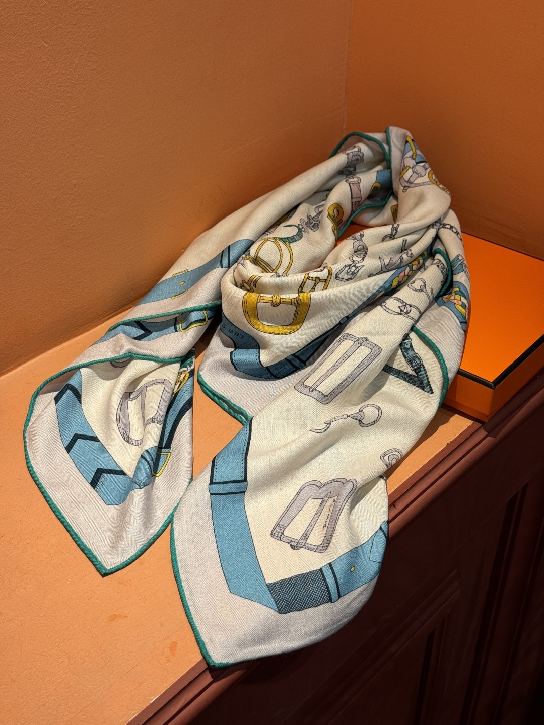 羊绒新款🆕👏👏买了都说好看‼️推荐💕爱马仕双面同色羊绒方巾【跃动的马儿双面同色140】，顶级工艺超值‼️