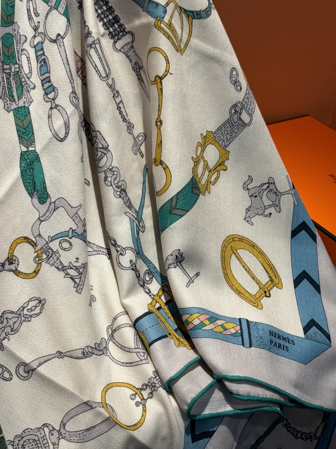 羊绒新款🆕👏👏买了都说好看‼️推荐💕爱马仕双面同色羊绒方巾【跃动的马儿双面同色140】，顶级工艺超值‼️