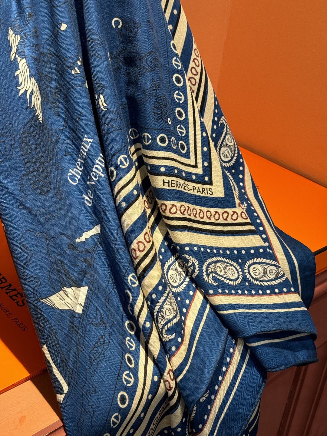 羊绒新款🆕👏👏买了都说好看‼️推荐💕爱马仕双面同色羊绒方巾【水手纹身双面同色140】，顶级工艺超值‼️爱