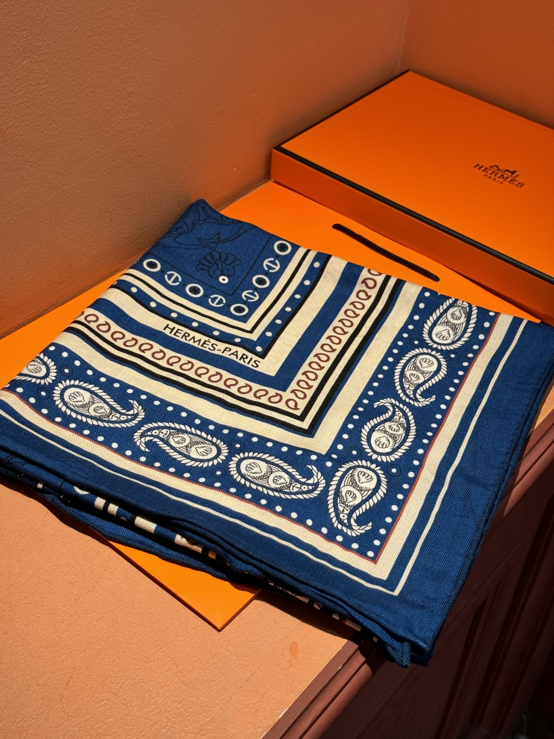 羊绒新款🆕👏👏买了都说好看‼️推荐💕爱马仕双面同色羊绒方巾【水手纹身双面同色140】，顶级工艺超值‼️爱