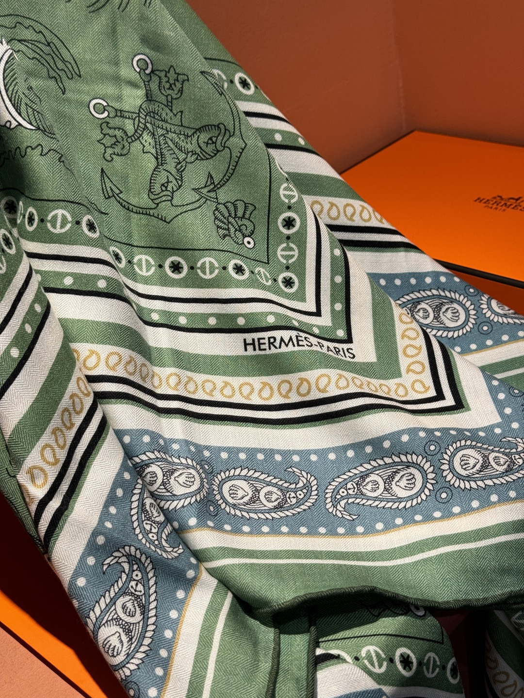 羊绒新款🆕👏👏买了都说好看‼️推荐💕爱马仕双面同色羊绒方巾【水手纹身双面同色140】，顶级工艺超值‼️爱