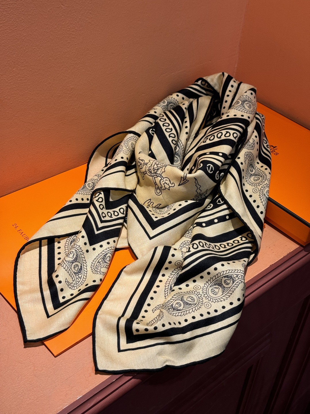 羊绒新款🆕👏👏买了都说好看‼️推荐💕爱马仕双面同色羊绒方巾【水手纹身双面同色140】，顶级工艺超值‼️爱