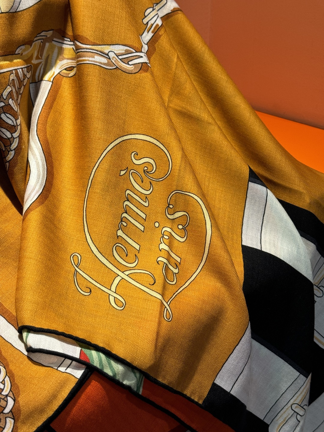 羊绒新款🆕👏👏买了都说好看‼️推荐💕爱马仕双面同色羊绒方巾，【双面同色140】顶级工艺超值‼️爱马仕专柜