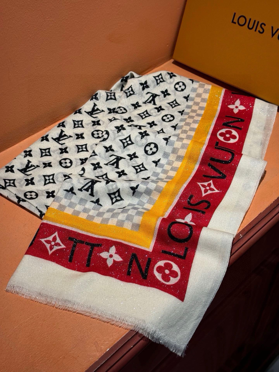 会发光发亮的围巾银丝羊绒长巾✨专柜同步‼️真心赞‼️驴家【L字母与花纹长巾】路易威登经典 Monogra