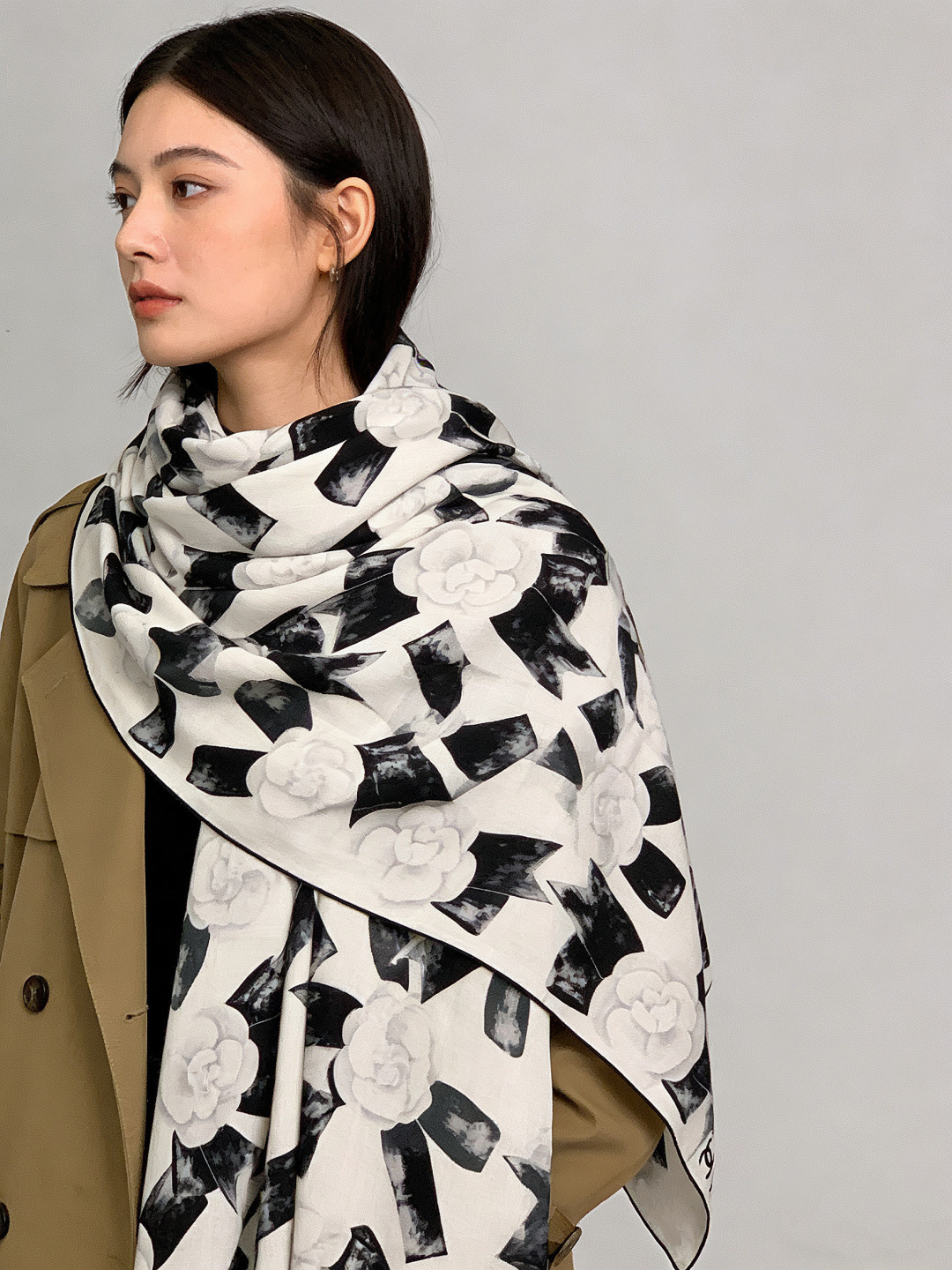 Chanel ~25秋冬新品～“山茶花与蝴蝶结”【140双面丝绒披肩】手工卷边丝绒方巾（30%桑蚕丝70