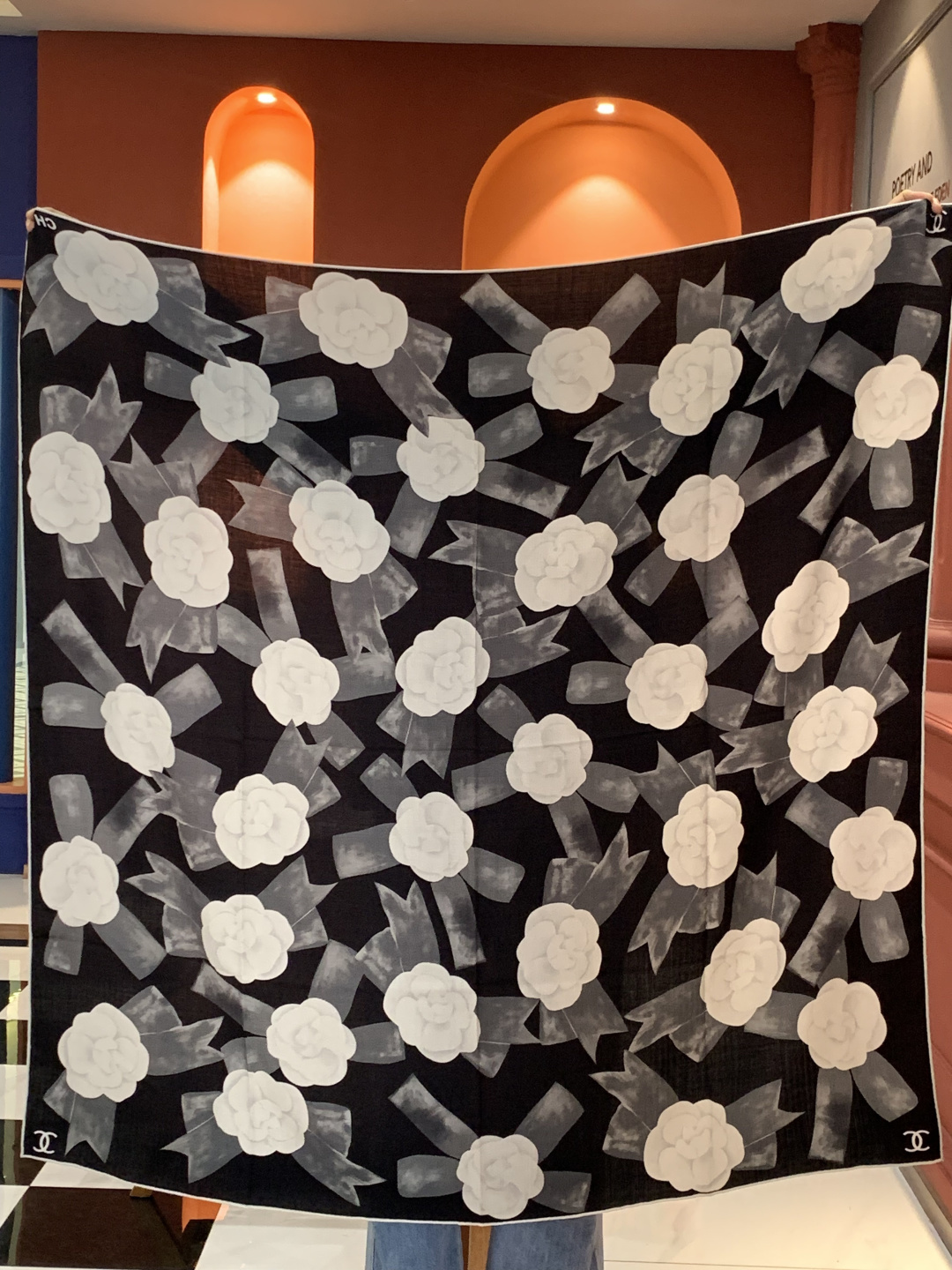 Chanel ~25秋冬新品～“山茶花与蝴蝶结”【140双面丝绒披肩】手工卷边丝绒方巾（30%桑蚕丝70