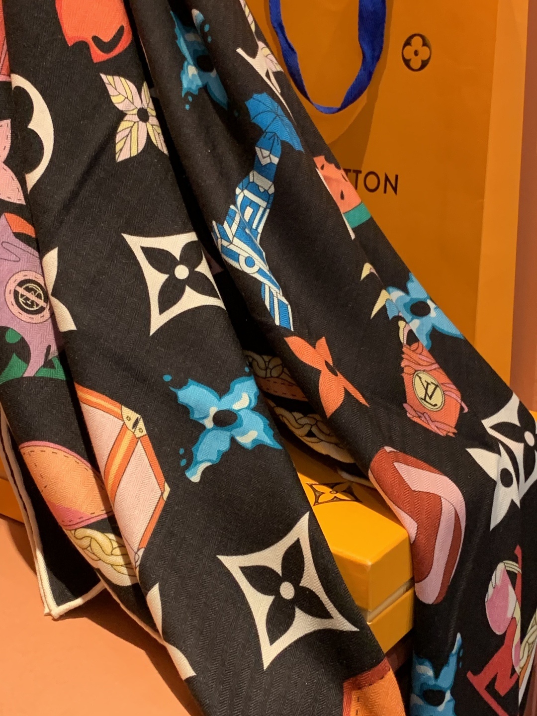 LV x TM 140披肩【140顶级丝绒双面同色披肩】本款LVxTMMonogram Multicol