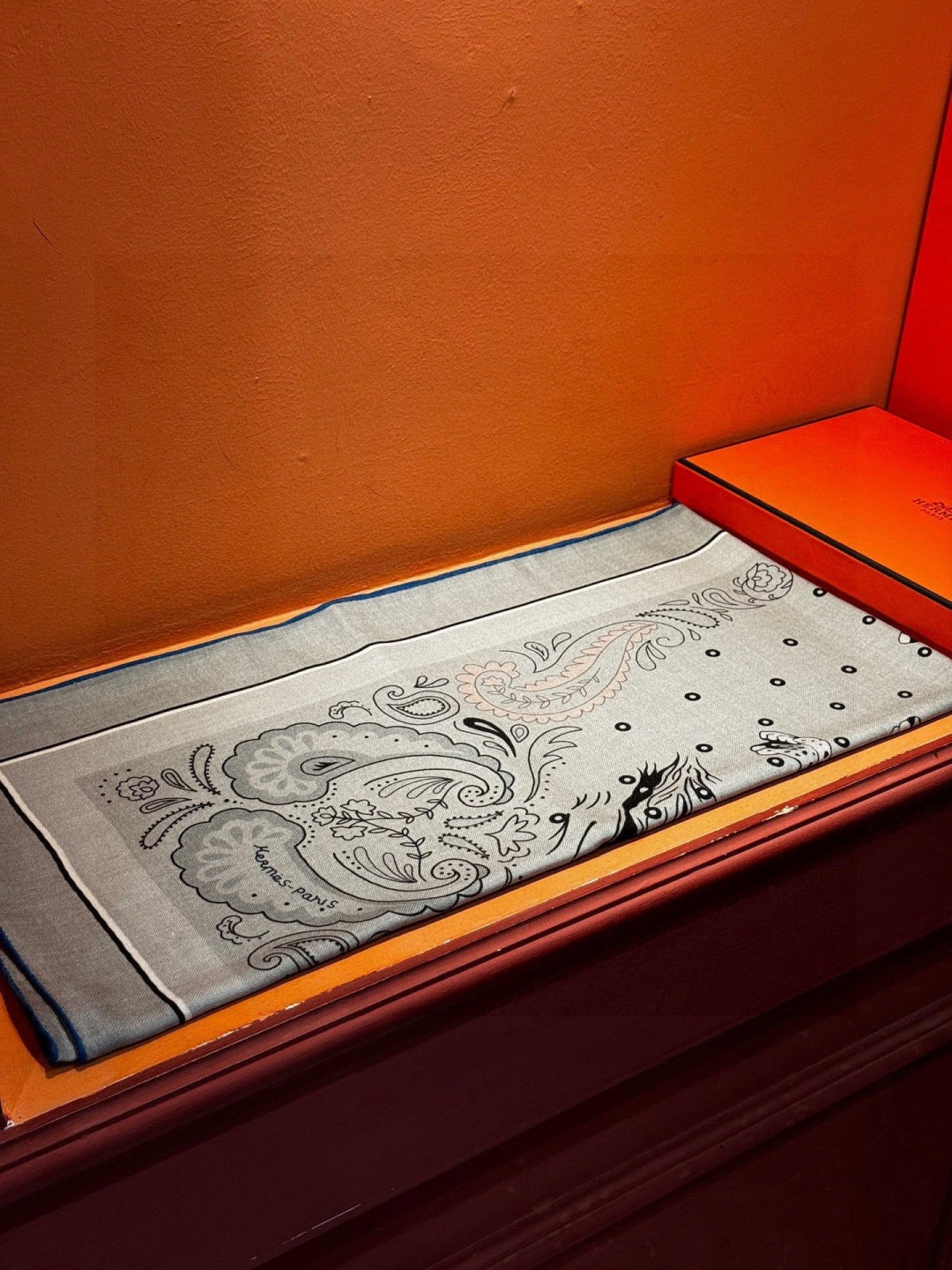 H珍藏版[丛林之爱]大方巾，双面同色 独一无二的品质！这款大方巾巾采用山羊绒和真丝混纺面料制成，柔软轻盈