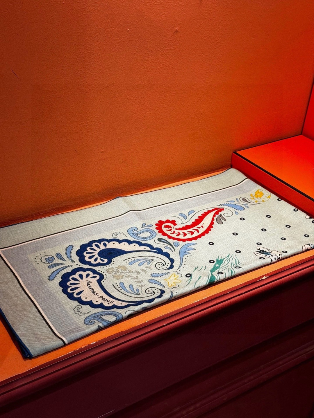 H珍藏版[丛林之爱]大方巾，双面同色 独一无二的品质！这款大方巾巾采用山羊绒和真丝混纺面料制成，柔软轻盈